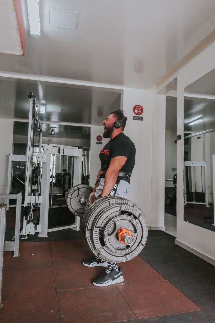 Josué entrenando peso muerto