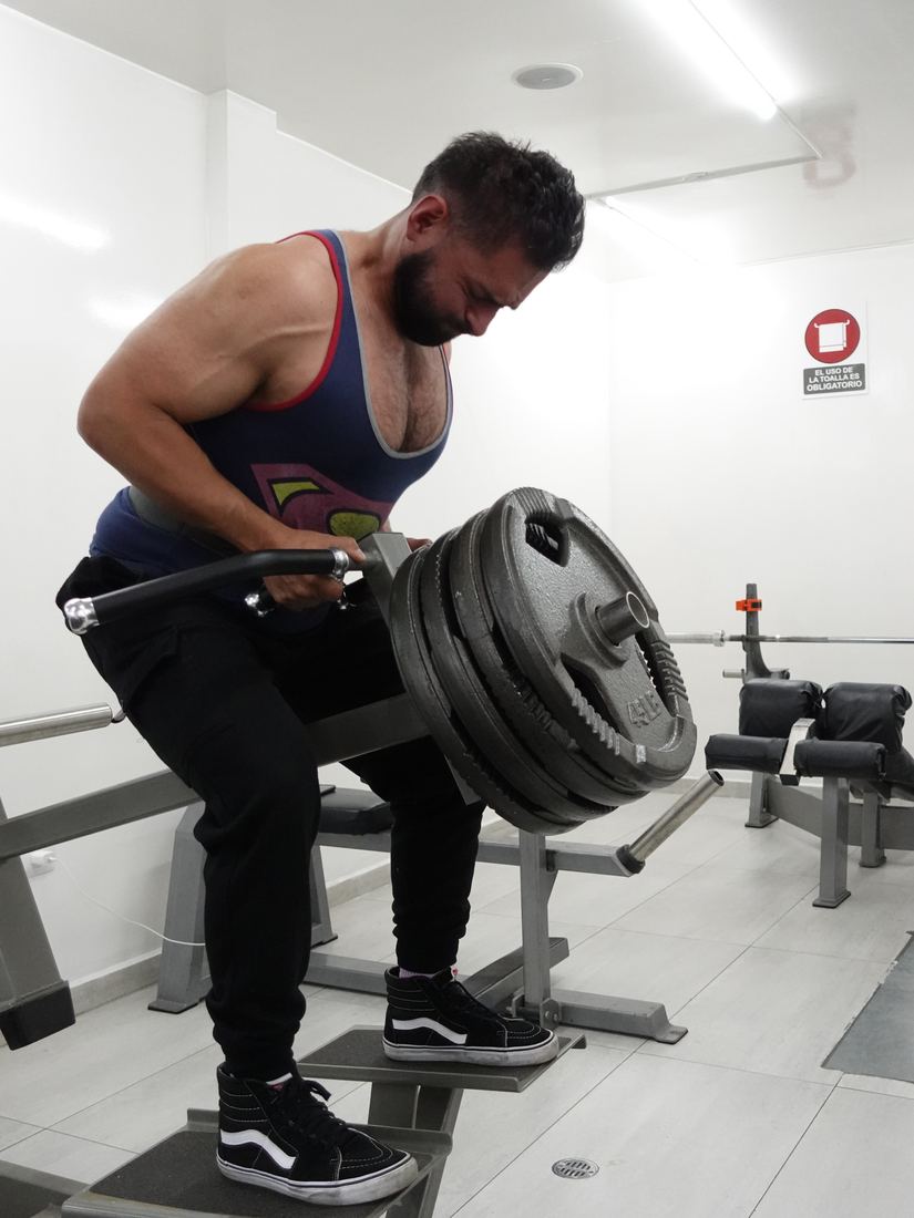 Josué entrenando remo con barra