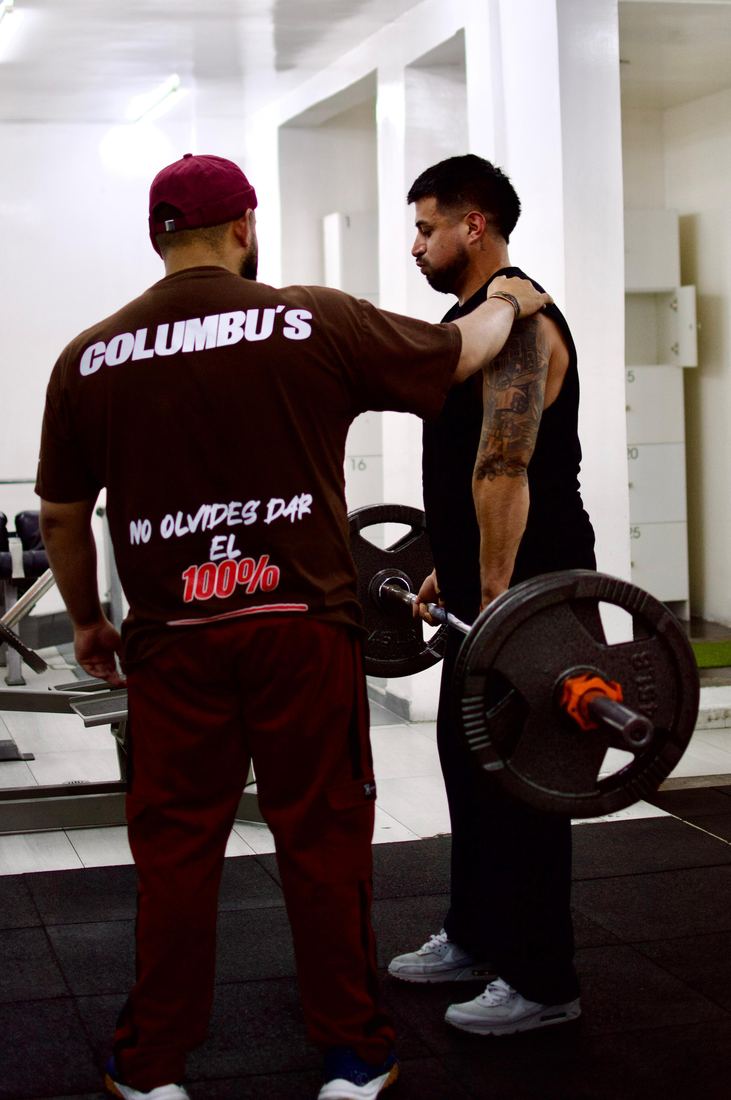 Josué corrigiendo la técnica de un cliente